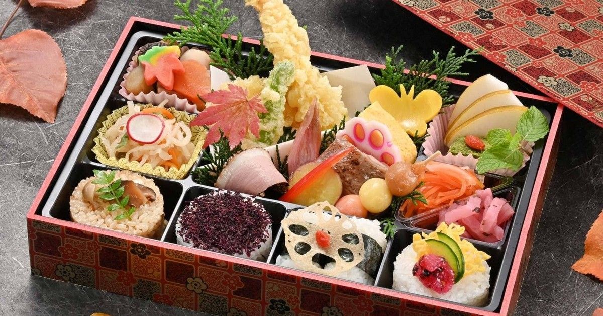 紅葉を添えた箱御膳「こはる」